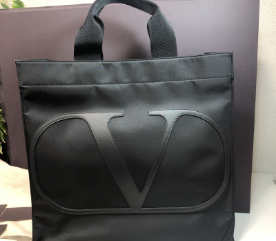 ヴァレンティノ　Vロゴ　ショッピングトートバッグ　新品未使用品　をお買取り致しました！