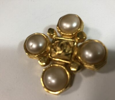 シャネル　ゴールドｘストーンブローチ　をお買取りさせていただきました！