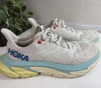 ホカオネオネ　スニーカー　クリフトンエッジ　F27221D　美品　をお買取りさせていただきました！