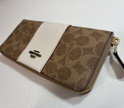 コーチ　ラウンドファスナー長財布　未使用品　をお買取りさせていただきました！