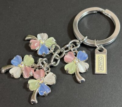 コーチ　フラワーチャームキーホルダー　未使用品　をお買取りさせていただきました！