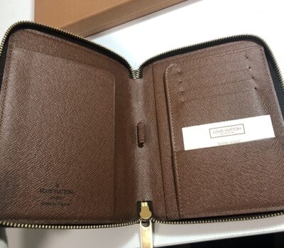 ルイヴィトン　クーヴェルテュール　パスポールジップ　モノグラム　M66501　未使用品　をお買取りさせていただきました！