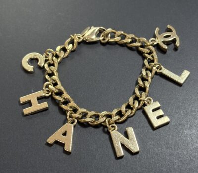 シャネル　ゴールドトーンロゴブレスレット　をお買取りさせていただきました！