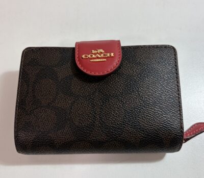 コーチ　二つ折り財布　ほぼ未使用極美品　をお買取りさせていただきました！